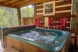Outdoor spa tub - 2 Story Charming Cabin, Sleeps 8, Firepit, Hot Tub (Sevierville)
