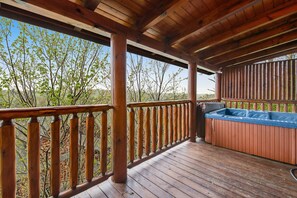 Outdoor spa tub - Mtn View Cabin W Hot Tub, Sleeps 8・Resort Pool (Sevierville)