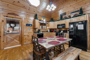 Fridge, microwave, oven, stovetop - Mtn View Cabin W Hot Tub, Sleeps 8・Resort Pool (Sevierville)