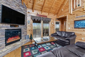 TV, fireplace, DVD player, offices - Mtn View Cabin W Hot Tub, Sleeps 8・Resort Pool (Sevierville)