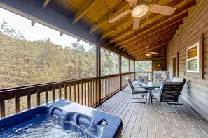 Outdoor dining - Secluded Retreat, Sleeps 4・Furnished Deck・Hot Tub (Sevierville)