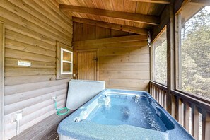 Indoor spa tub - Secluded Retreat, Sleeps 4・Furnished Deck・Hot Tub (Sevierville)