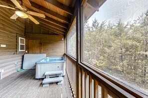 Outdoor spa tub - Secluded Retreat, Sleeps 4・Furnished Deck・Hot Tub (Sevierville)