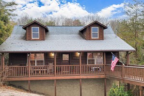 Exterior - Secluded Retreat, Sleeps 4・Furnished Deck・Hot Tub (Sevierville)