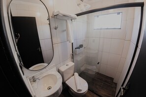 經典三人房 | 浴室 | 毛巾、肥皂、洗髮精、衛生紙