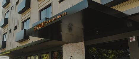 Het uiterlijk van een gebouw met een bord waarop staat 'ZAGAT CLASSIC HOTEL'.