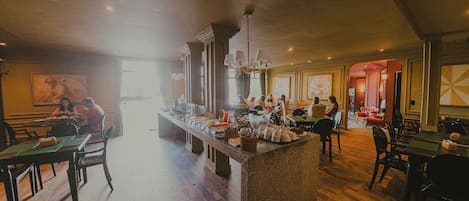 Free daily buffet breakfast