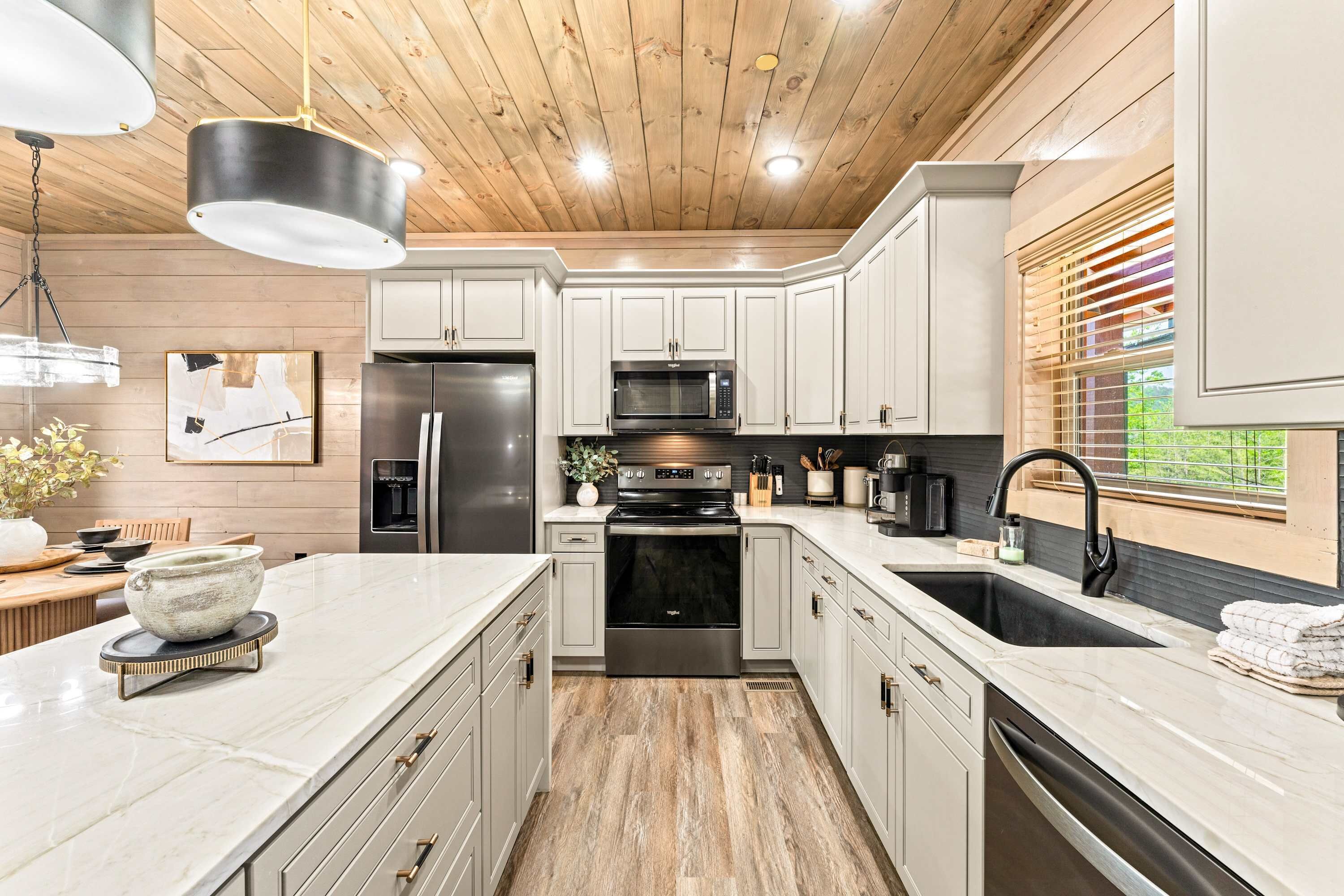 Frigorífico, microondas, horno y placa de cocina