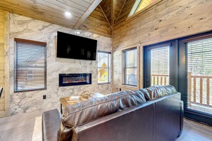 TV, fireplace, offices - Luxe Cabin, Sleep 10・Indoor Pool・Home Theater・Deck (Pigeon Forge)