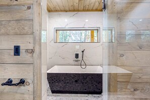 Shower, hair dryer, towels - Luxe Cabin, Sleep 10・Indoor Pool・Home Theater・Deck (Pigeon Forge)