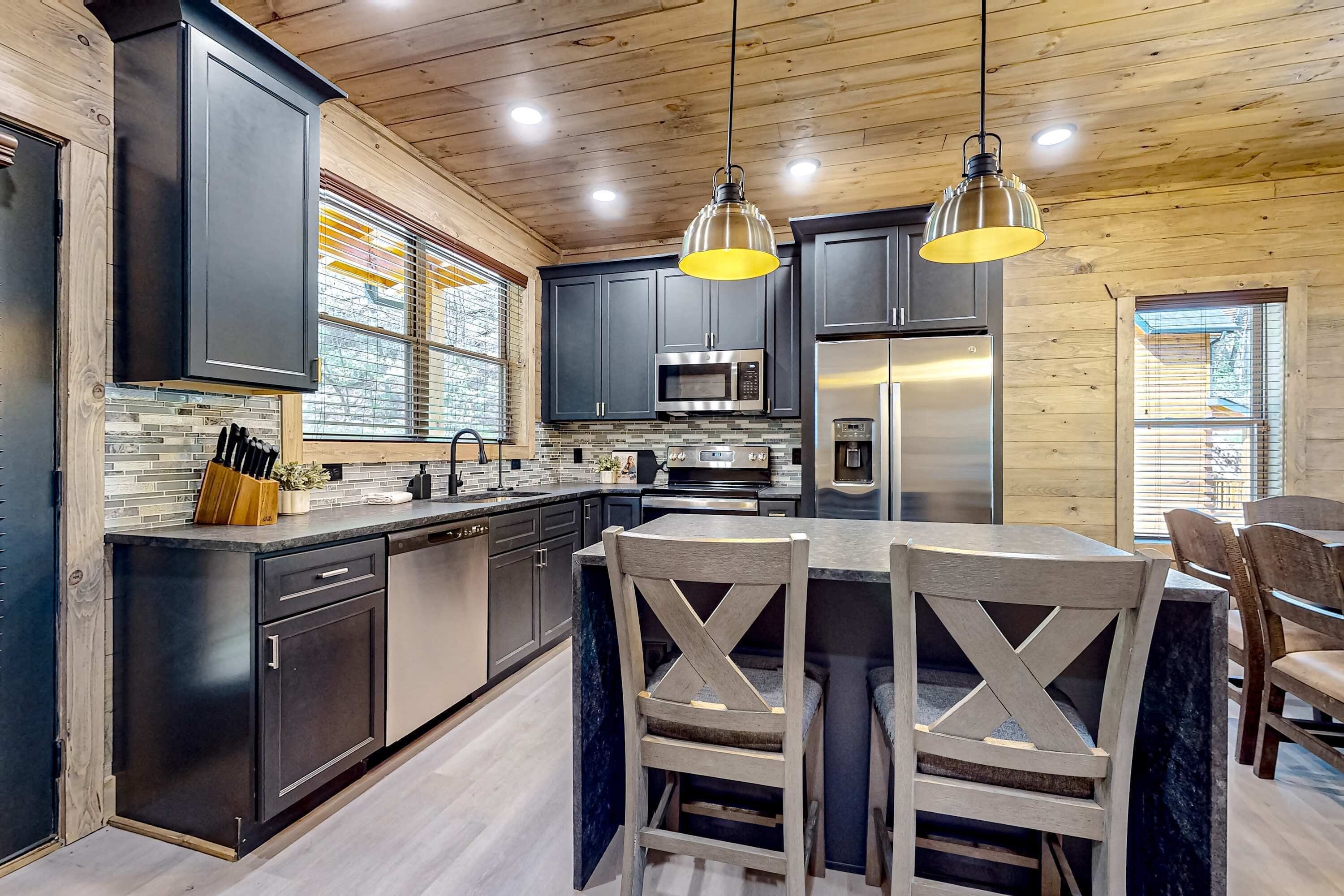 Kjøleskap, mikrobølgeovn, ovn og kokeplater