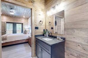 4 bedrooms, iron/ironing board, WiFi, bed sheets - Luxe Cabin, Sleep 10・Indoor Pool・Home Theater・Deck (Pigeon Forge)