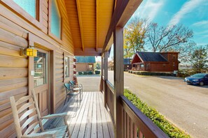 Terrace/patio - Adorable log cabin with front-back deck and hot tub (Pigeon Forge)