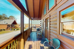 Property grounds - Adorable log cabin with front-back deck and hot tub (Pigeon Forge)