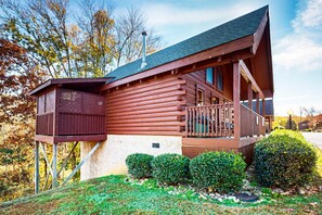 Exterior - Adorable log cabin with front-back deck and hot tub (Pigeon Forge)