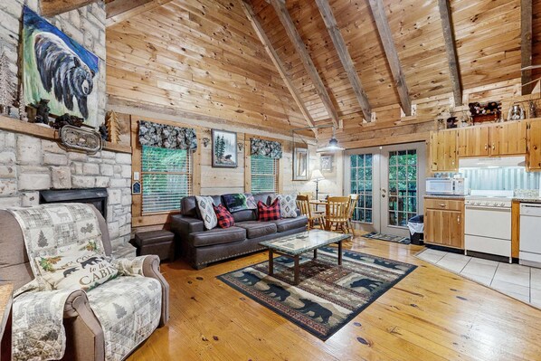 TV, fireplace, video games, DVD player - Cabin Near Pigeon Forge・Family Friendly・Games・Tub (Sevierville)