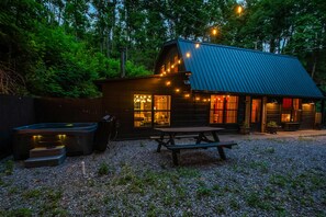 Outdoor dining - Rustic Charm, Sleeps 8・Modern Comfort Near Smokies (Sevierville)