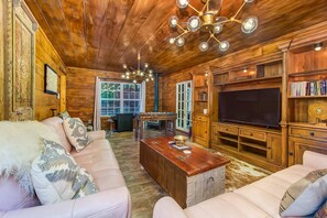 TV, offices - Rustic Charm, Sleeps 8・Modern Comfort Near Smokies (Sevierville)