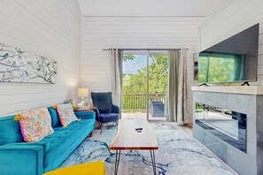 电视、壁炉、桌上足球、办公室