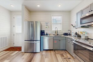 Réfrigérateur, four à micro-ondes, un four, surface de cuisson