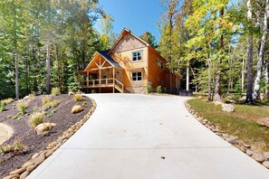 Exterior - Elegant Lodge, for 12・Pool・Hot Tub・Theater・Games (Sevierville)