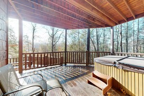 Terrace/patio - Mtn View Cabin, Sleeps 12・Game Room・Hot Tub・Pool (Sevierville)
