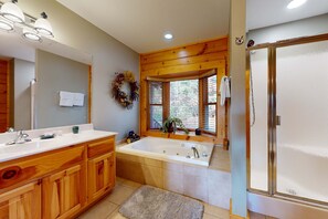 Shower, hair dryer, towels, shampoo - Mtn View Cabin, Sleeps 12・Game Room・Hot Tub・Pool (Sevierville)