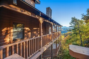 Property grounds - Cabin W Mtn Views, Sleeps 9・Decks・Private Hot Tub (Sevierville)