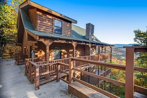 Exterior - Cabin W Mtn Views, Sleeps 9・Decks・Private Hot Tub (Sevierville)
