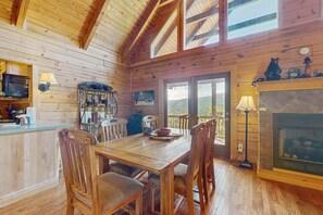 Dining - Mtn View Cabin, Sleeps 6・Fireplaces・Screened Patio (Sevierville)