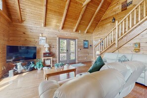 TV, fireplace, offices - Mtn View Cabin, Sleeps 6・Fireplaces・Screened Patio (Sevierville)