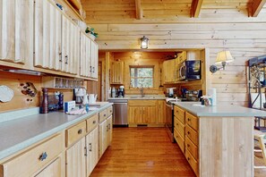 Fridge, microwave, oven, stovetop - Mtn View Cabin, Sleeps 6・Fireplaces・Screened Patio (Sevierville)
