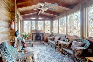 Interior - Mtn View Cabin, Sleeps 6・Fireplaces・Screened Patio (Sevierville)