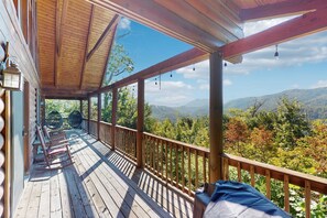 Property grounds - Mtn View Cabin, Sleeps 6・Fireplaces・Screened Patio (Sevierville)