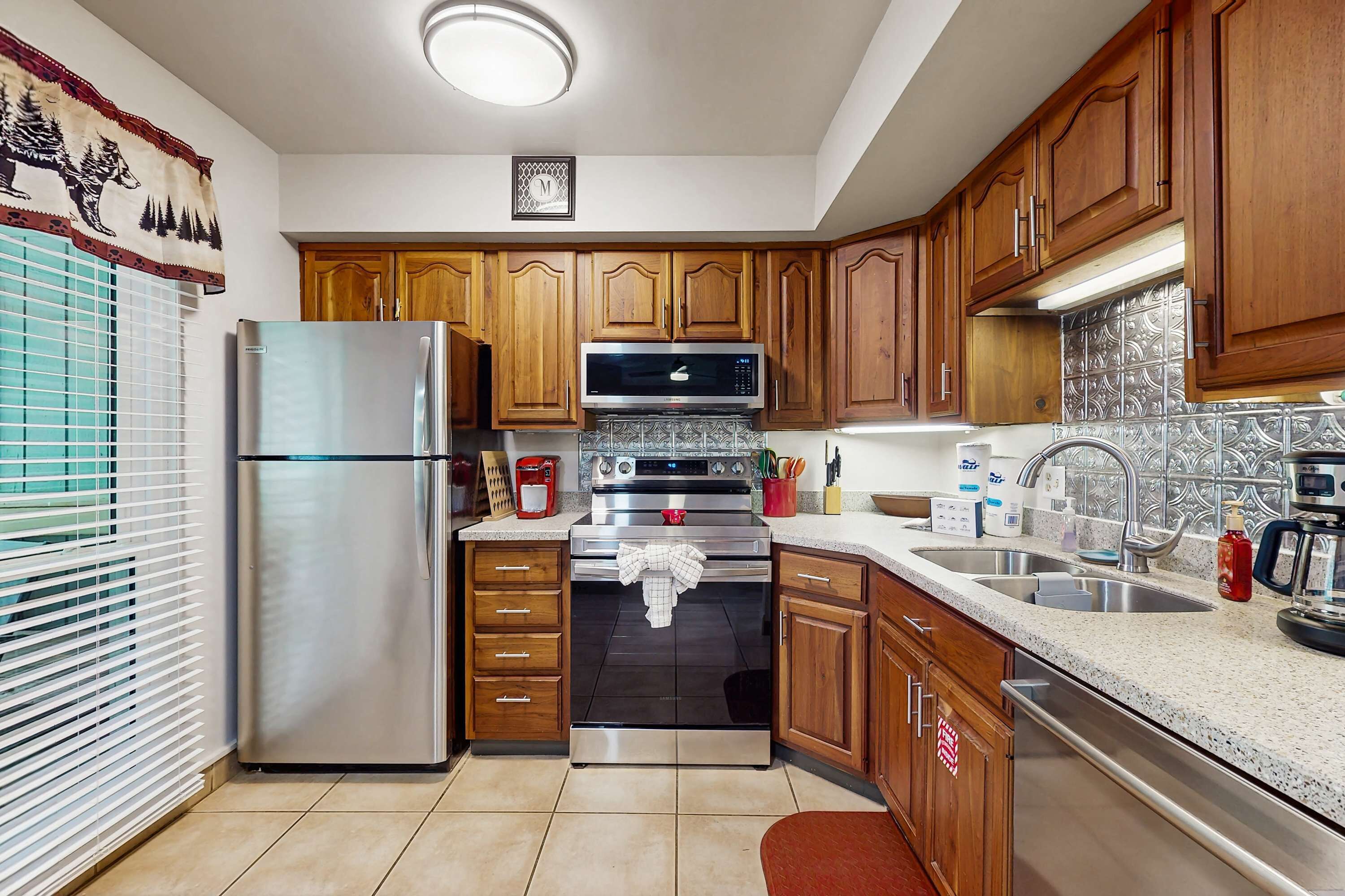 冷蔵庫、電子レンジ、オーブン、コンロ