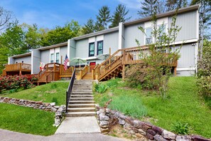 Exterior - Cozy Split Townhome, Sleeps 6・Shared Pool・Gated (Townsend)
