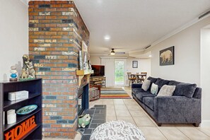 Televisión, chimenea y oficina 