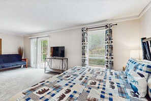 2 bedrooms, iron/ironing board, WiFi, bed sheets - Cozy Split Townhome, Sleeps 6・Shared Pool・Gated (Townsend)