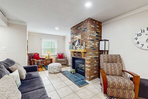 TV, fireplace, offices - Cozy Split Townhome, Sleeps 6・Shared Pool・Gated (Townsend)