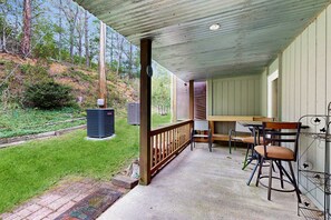 Outdoor dining - Cozy Split Townhome, Sleeps 6・Shared Pool・Gated (Townsend)