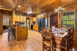 Dining - Townsend River Retreat・Lush Greenery・Grill (Townsend)