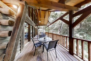 Outdoor dining - Serene Townsend Cabin Retreat・Private Pond・Hot Tub (Townsend)