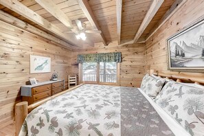 2 bedrooms, iron/ironing board, WiFi, bed sheets - Serene Townsend Cabin Retreat・Private Pond・Hot Tub (Townsend)
