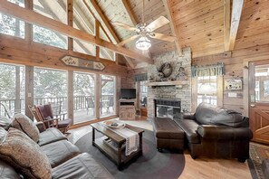 TV, fireplace, table football, offices - Serene Townsend Cabin Retreat・Private Pond・Hot Tub (Townsend)
