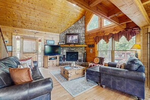 TV, fireplace, DVD player, offices - Smokies Cabin Escape・Pool Table・Hot Tub・Mtn View (Sevierville)