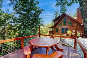 Outdoor dining - Smokies Cabin Escape・Pool Table・Hot Tub・Mtn View (Sevierville)