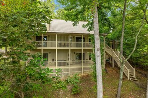 Charming Exterior awaits. And, enjoy nature’s embrace on spacious porches, perfect for relaxing mornings! - Lakefront Norris Cabin Retreat・Dock・Games・Hot Tub (Sharps Chapel)