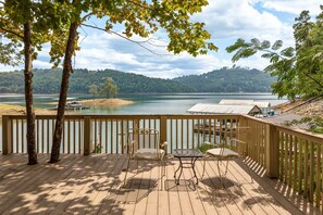 Terrace/patio - Spacious Lakefront Home, Sleeps 8・Dock・Pool Table (Sharps Chapel)