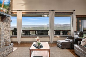 TV, fireplace, offices - Mtn View Home, Sleeps 8・Fireplace・Games・Hot Tub (Sevierville)