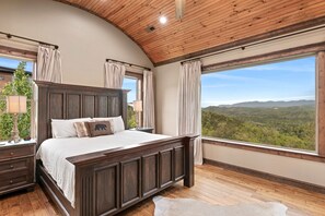4 bedrooms, desk, iron/ironing board, WiFi - Mtn View Home, Sleeps 8・Fireplace・Games・Hot Tub (Sevierville)